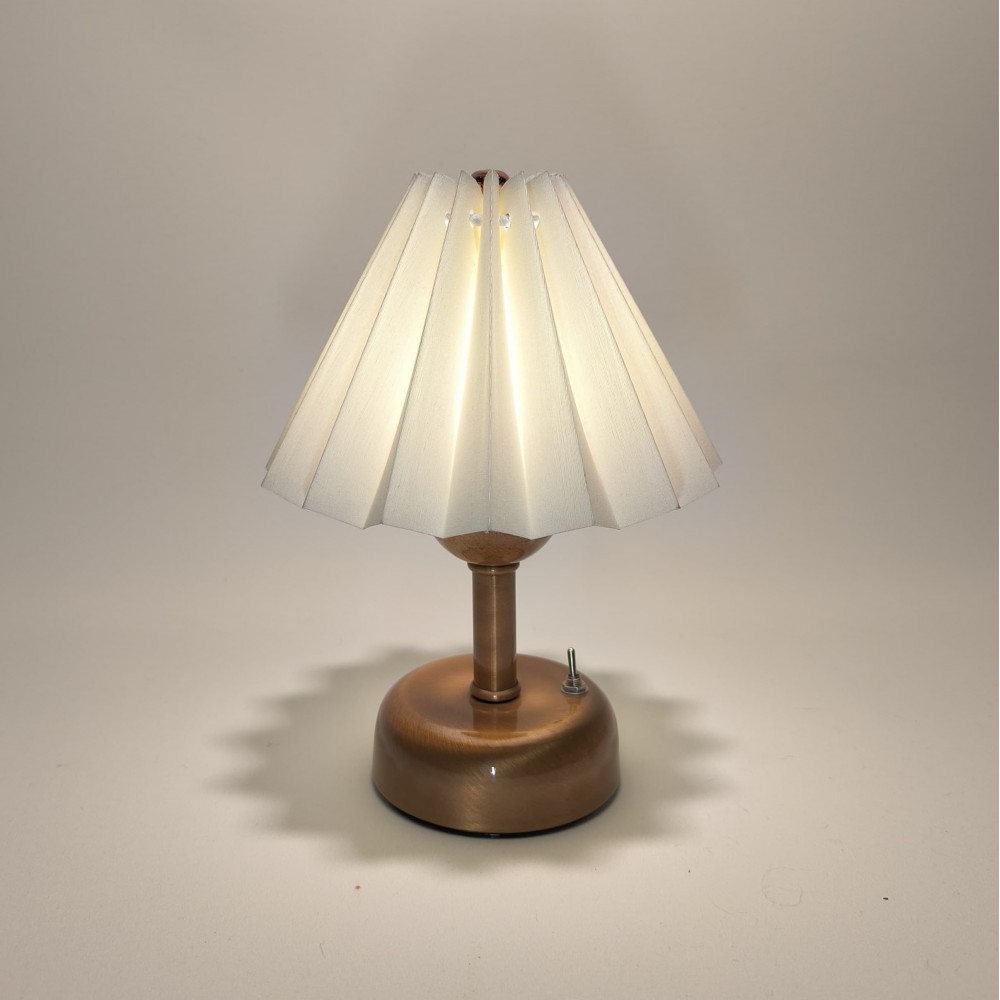 Parlak Gold Kaplama Pilli Masa Lambası – Pileli Krem Şapka